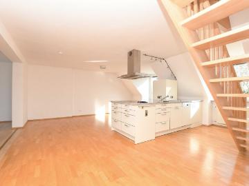 AIGNER Charmante 3 Zimmer Wohnung auf zwei Etagen mit Loggia