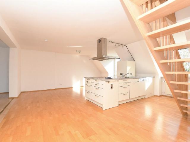 AIGNER Charmante 3 Zimmer Wohnung auf zwei Etagen mit Loggia