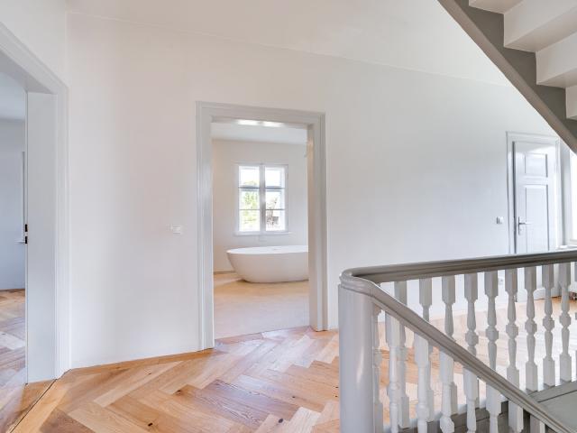 AIGNER Altbaucharme trifft auf Moderne Einfamilienhaus in Starnberg Percha
