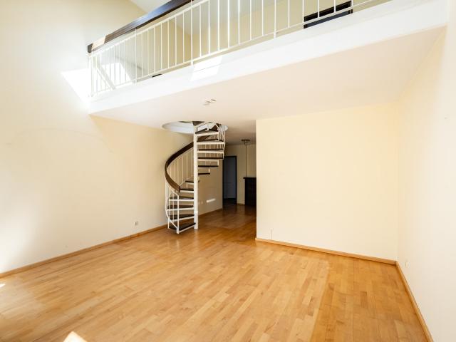 AIGNER Besondere 3 Zimmer Maisonette mit Galerie zwei Balkonen und viel Potential