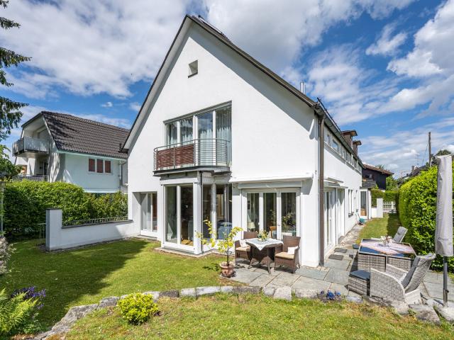 AIGNER Gepflegtes Architektenhaus mit traumhaftem Garten in Aubing
