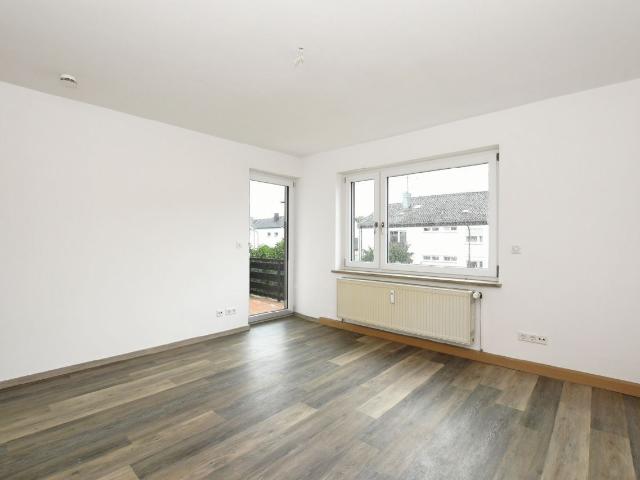 AIGNER Großzügige 3 Zimmer Wohnung in Puchheim mit Südwest Loggia & zwei Stellplätzen