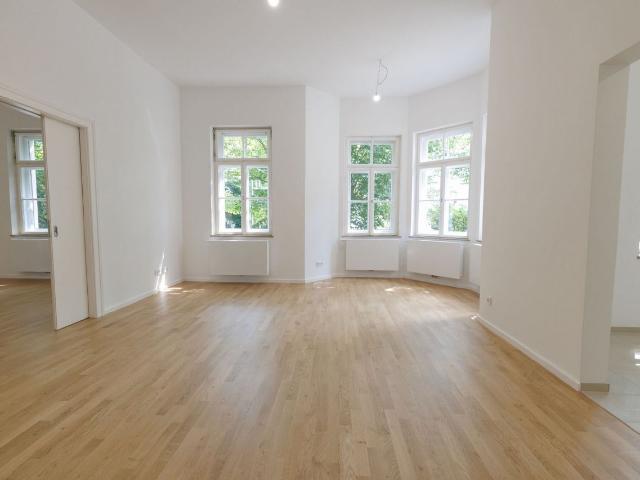 AIGNER Großzügige Altbauwohnung mit Wintergarten und Loggia im Herzen von Nymphenburg