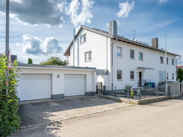 AIGNER Großzügige Doppelhaushälfte mit Einliegerwohnung