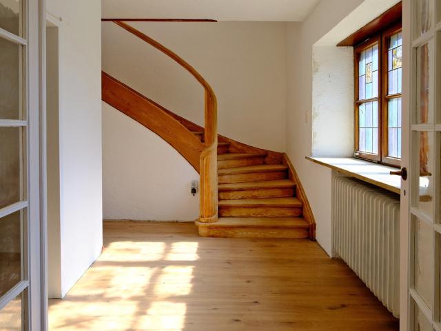 AIGNER Großzügiges, sanierungsbedürftiges Einfamilienhaus in Berg am Starnberger See