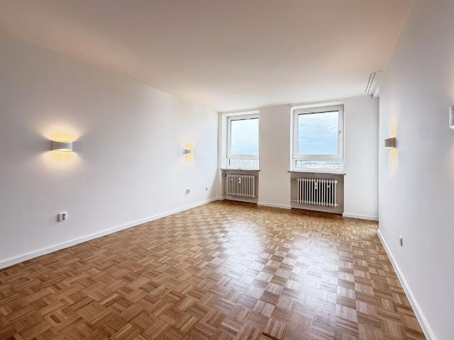 AIGNER Dachgeschossliebe: Helle 3 Zimmer Wohnung mit großzügiger Loggia in Aubing