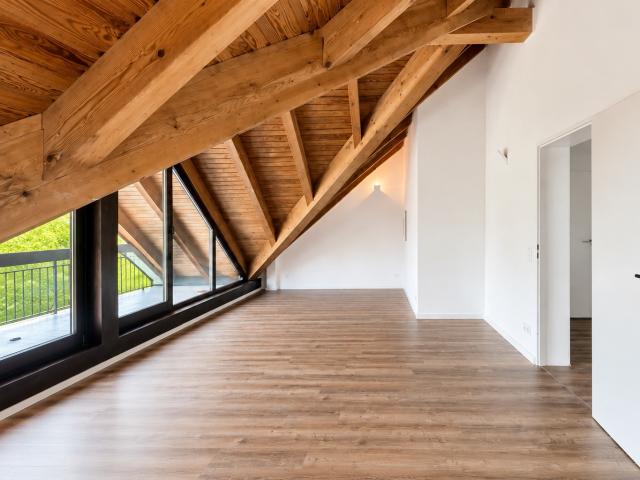 AIGNER Dachgeschosswohnung mit Süd Balkon in zentraler Lage von Krailling