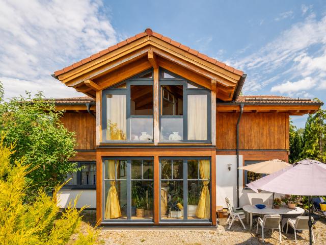 AIGNER Einfamilienhaus im Landhausstil mit traumhaftem Blick ins Grüne