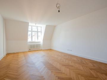 AIGNER Erstbezug: Stilvolle 3,5 Zimmer Dachgeschosswohnung in historischem Altbau