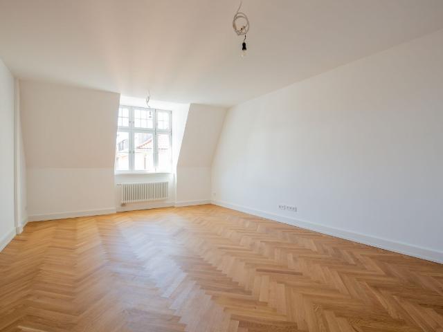 AIGNER Erstbezug: Stilvolle 3,5 Zimmer Dachgeschosswohnung in historischem Altbau