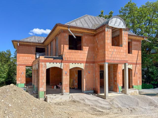 AIGNER Exklusive Rohbau Villa mit viel Raum für individuelle Wohnideen