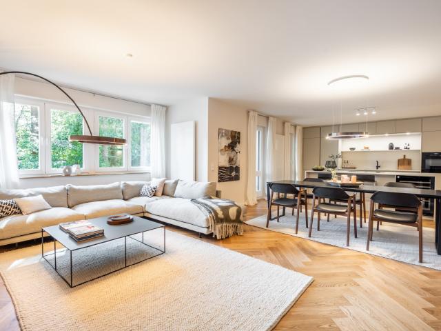 AIGNER Exklusives Wohnen mit Stil: Luxussanierte Etagenwohnung auf höchstem Niveau