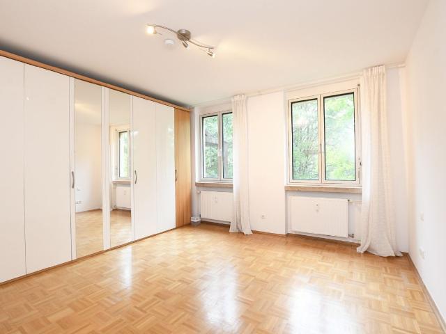 AIGNER Familienglück in Bogenhausen – Großzügige 4 Zimmer Wohnung mit Loggia und Balkon