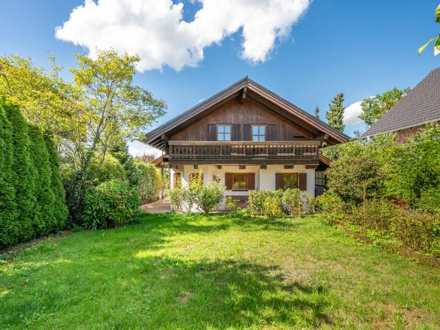 AIGNER Freistehendes Einfamilienhaus mit schönem Garten in guter Lage von Feldafing