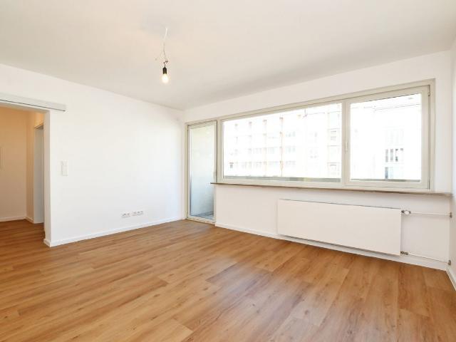 AIGNER Kürzlich Sanierte 2 Zimmer Wohnung mit Ost Balkon nahe der Münchner Freiheit
