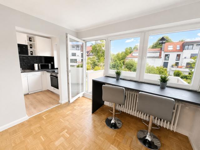 AIGNER Helle 1 Zimmer Wohnung mit Balkon in begehrter Bogenhausener Lage