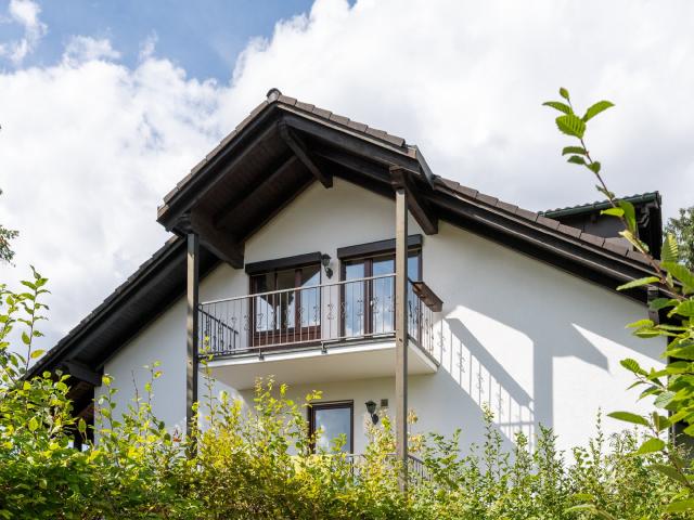 AIGNER Helle 2 Zimmer Dachgeschosswohnung mit Ausblick in die grüne Umgebung Waldtruderings