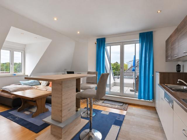 AIGNER Helle 2 Zimmer Dachgeschosswohnung mit Dachterrasse nahe dem Lerchenauer See