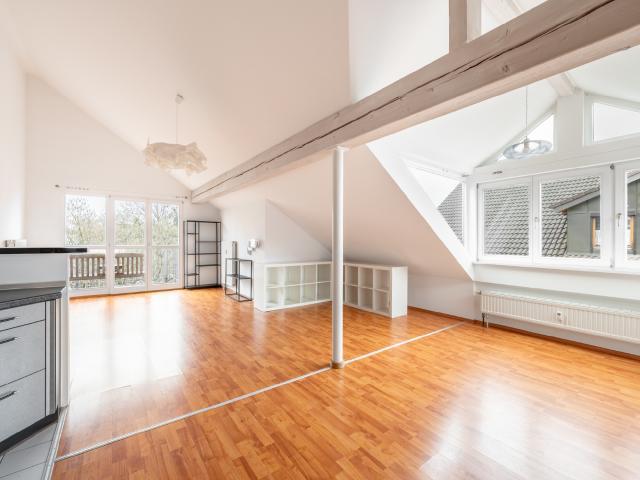 AIGNER Helle Dachgeschosswohnung mit Loft Charakter und sonnigem Balkon in Trudering