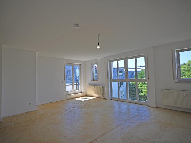 AIGNER Helle und sehr großzügige 4 Zimmer Dachgeschosswohnung