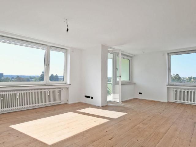 AIGNER Helles Wohnen in Neuried: 4 Zimmer Wohnung mit Loggia und Aufzug