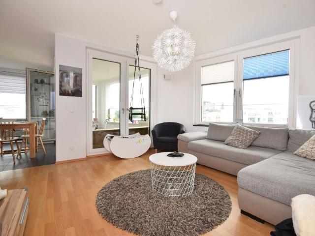 AIGNER Lichtdurchflutete 3 Zimmerwohnung mit Süd Loggia, offener Küche & TG Stellplatz