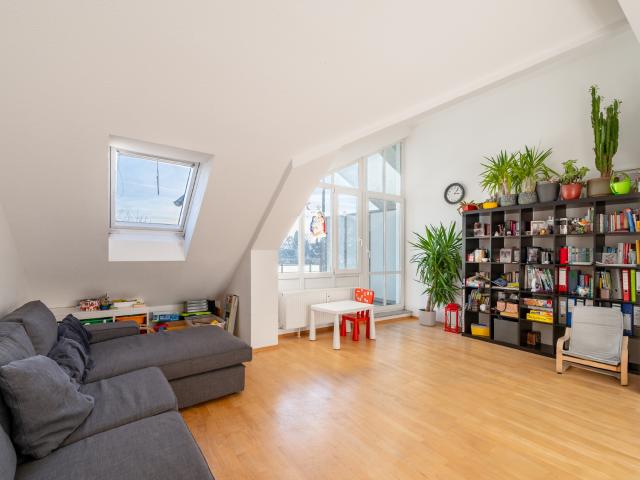 AIGNER Lichtdurchflutete 3 Zimmer Dachgeschosswohnung mit Südbalkon in Neukeferloh