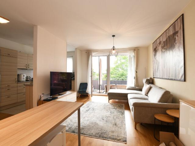 AIGNER Lichtdurchflutete 3 Zimmer Wohnung mit Westbalkon, bodentiefen Fenstern