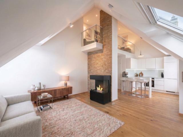 AIGNER Lichtdurchflutete Dachgeschosswohnung mit Galerie in Waldtrudering