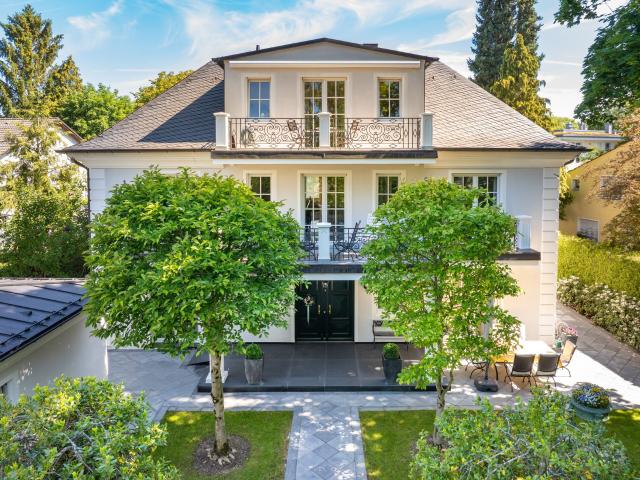 AIGNER Luxuriös und durchdacht: Villa mit Aufzug in einem Parkgrundstück
