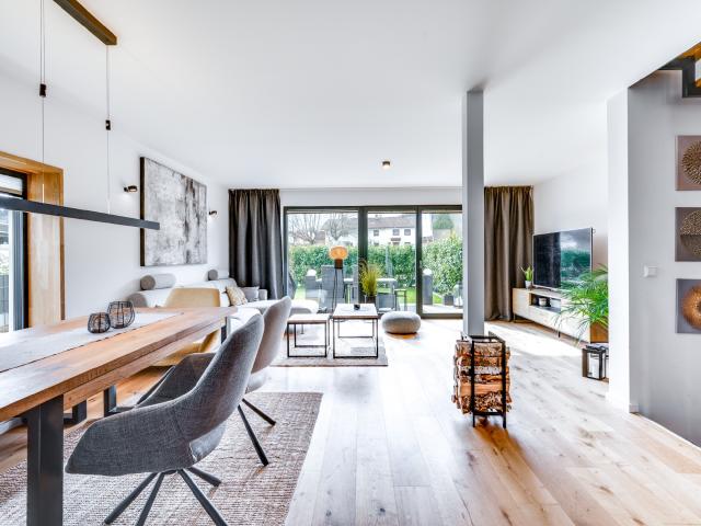 AIGNER Modernes Reiheneckhaus mit sonnigem Garten und stilvollem Wohnambiente