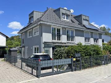AIGNER Modernes Reiheneckhaus mit überdachter Terrasse in ruhiger Lage von Gilching