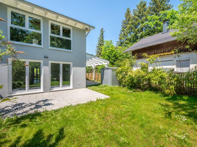 AIGNER Modernes Wohnen in Waldtrudering: Neuwertige Doppelhaushälfte mit Südterrasse
