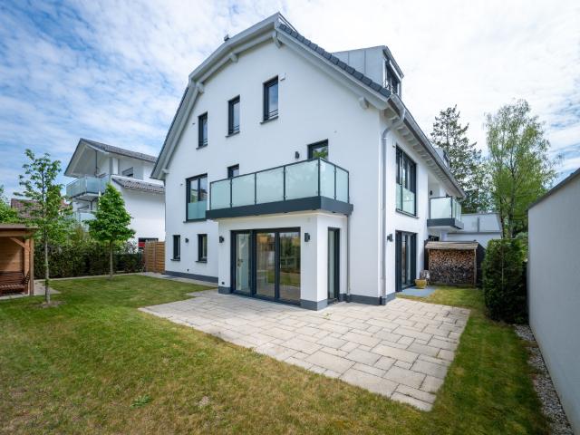AIGNER Neuwertige Doppelhaushälfte mit großzügigem Garten und viel Wohnkomfort