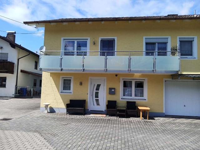AIGNER schöne DG Wohnung mit EBK und modernem Bad in ruhiger Lage …