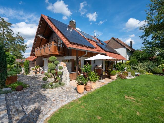 AIGNER Schönes Einfamilienhaus mit traumhaftem Garten in verkehrsberuhigter Lage