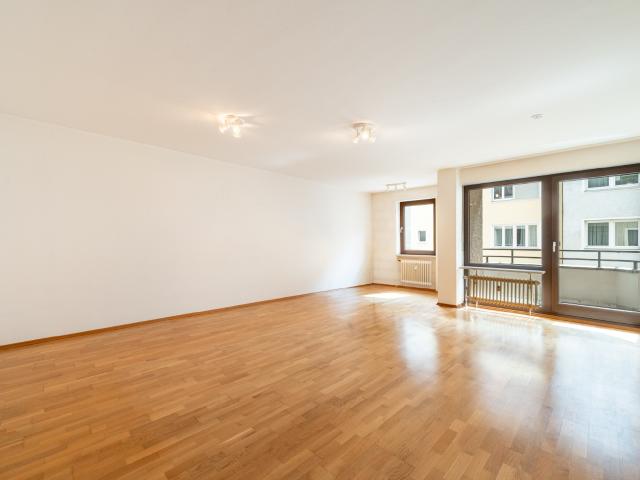 AIGNER Seltene Gelegenheit: Großzügige 3 Zimmer Wohnung mit drei Balkonen in Top Lage