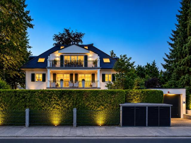 AIGNER Penthouse Juwel mit Süd Dachterrasse und Lift direkt in die Wohnung