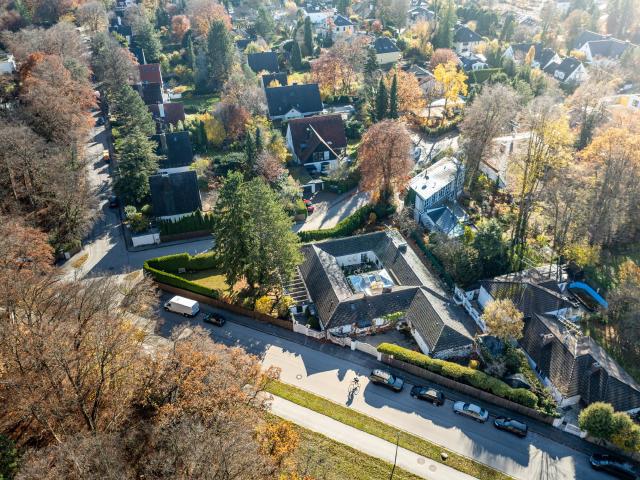 Aigner Rarität am Isarhochufer: Bungalow mit Atrium in privilegierter Lage von Grünwald