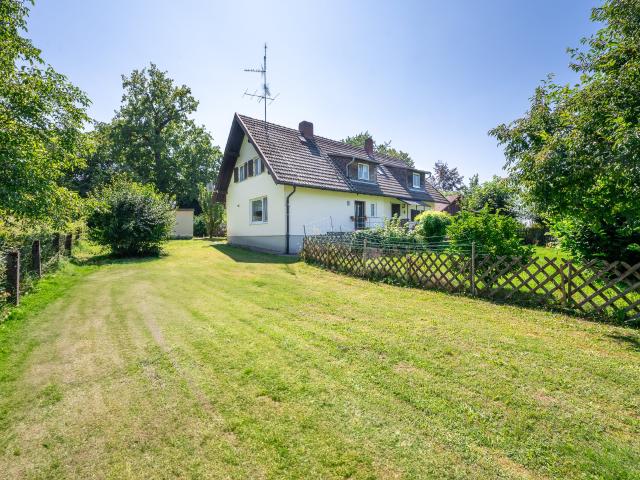 AIGNER Rarität am Starnberger See: Zwei Doppelhaushälften in Bestlage von Berg mit Seeblick