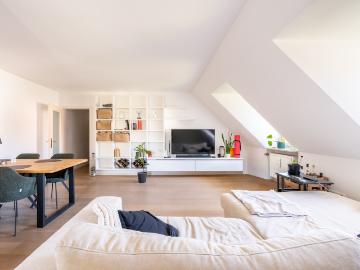 AIGNER Rarität in Bestlage: Charmante Erbpacht Dachgeschosswohnung am Nymphenburger Schlosskanal