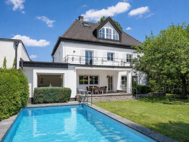 AIGNER Rarität in Bestlage: Historische Villa mit Garten und Außenpool im Blumenviertel