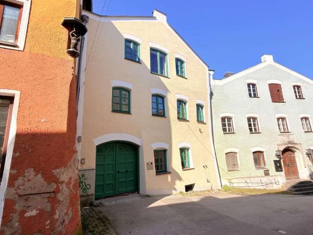 AIGNER renovierte Altstadtwohnung im 1.OG mit historischem Ambiente zentrumsnah gelegen.