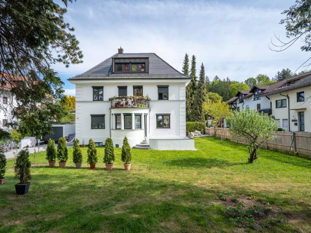 AIGNER Repräsentatives Einfamilienhaus auf sonnigem Eckgrundstück