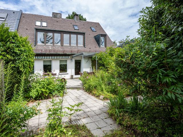 AIGNER Ruhig, urban, familienfreundlich: Großzügige Doppelhaushälfte in Denning