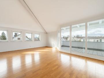 AIGNER Wohnen mit Weitblick: Lichtdurchflutete Dachgeschosswohnung im Herzen Pullachs