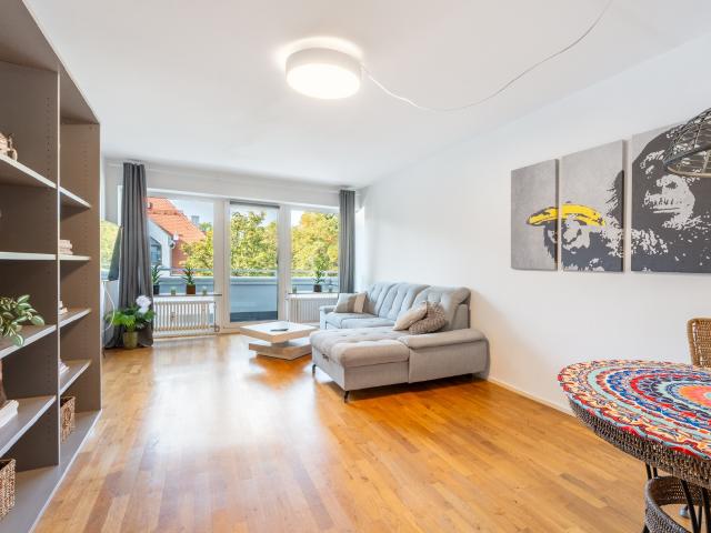 AIGNER Wohnen im Herzogpark: Großzügige 3 Zimmer Wohnung mit Westbalkon