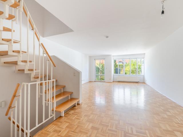 AIGNER Wohnen wie im eigenen Reihenhaus – charmante Maisonette mit Westgarten