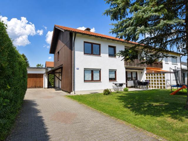 AIGNER Vermietete Doppelhaushälfte mit großzügigem Garten im Grünen