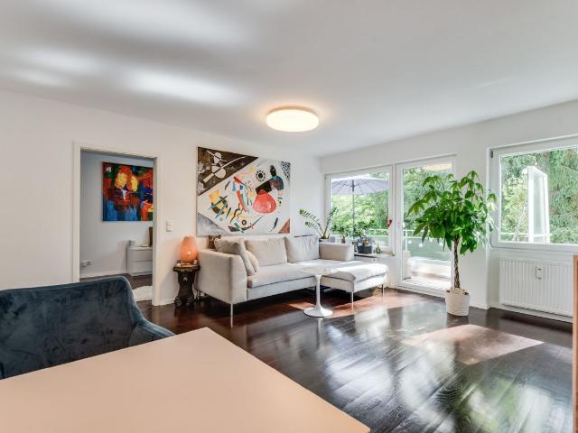 AIGNER Zwischen Perlacher Forst und Isar: Lichtdurchflutete 2 Zimmer Wohnung mit Süd West Balkon!